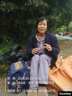 江苏访民许冬青9月27日被金坛当局从北京大学第一医院被绑回家后，被扔坐在家门口。(照片提供: 杨彩英)