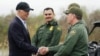 美国总统拜登在德克萨斯州的布朗斯维尔与美国边境巡逻人员握手。(2024年2月29日)