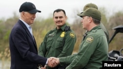 美国总统拜登在德克萨斯州的布朗斯维尔与美国边境巡逻人员握手。(2024年2月29日)