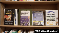 Полиця з українcькими книгами у вашингтонській книгарні "Kramers"