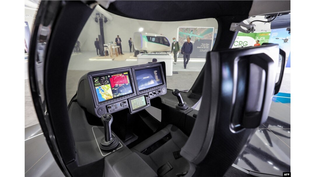 Kokpit taksi terbang listrik yang lepas landas dan mendarat secara vertikal (eVTOL) milik Archer Aviation dipamerkan di Dubai Airshow 2023, Dubai World Central, Bandara Internasional Al-Maktoum, Dubai, 13 November 2023. (Giuseppe CACACE / AFP )