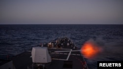 ناو یو اس اس جیسون دانهام در حال شلیک در جریان یک تمرین نظامی در دریای سرخ