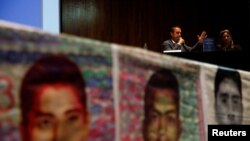 Carlos Martin Beristain dan Angela Buitrago, anggota Kelompok Pakar Independen Interdisipliner, menghadiri konferensi pers tentang 43 siswa Sekolah Pelatihan Guru Ayotzinapa yang hilang, di Mexico City, Meksiko, 25 Juli 2023.