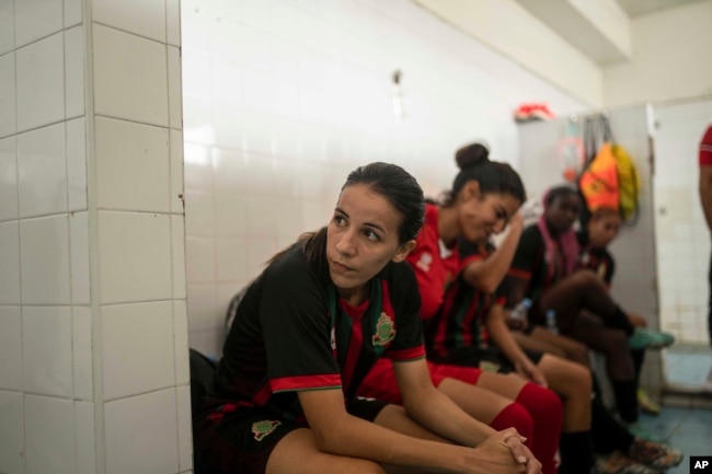 Women players of ASFAR soccer team take a half-time break during a match against ASDCT Ain Atiq, in Morocco's professional women league, in Rabat, Morocco, Wednesday, May 17, 2023. (AP Photo/Mosa'ab Elshamy)