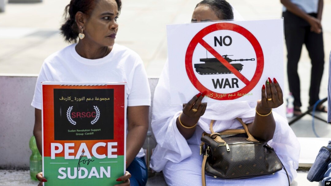 Cenevre'deki Birleşmiş Milletler binası önünde Sudan'da barış isteyen protestocular - 14 Ağustos 2024.