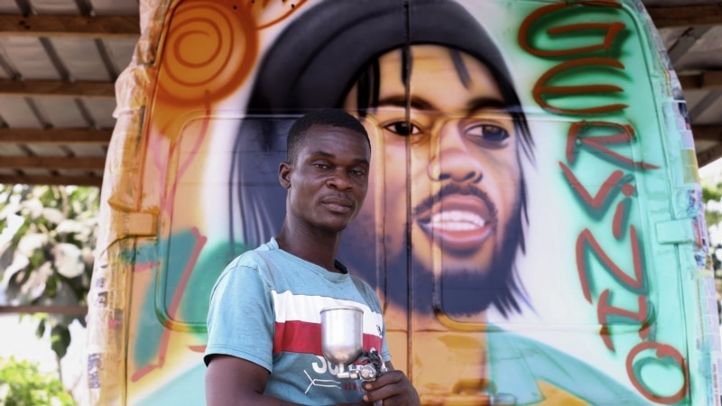 En Côte d'Ivoire, il peint des footballeurs au dos des camions