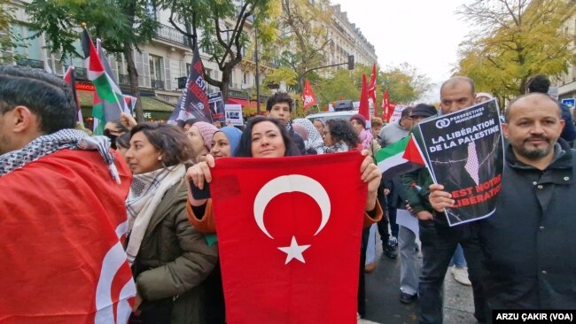 Filistin'e destek gösterisine katılanlar arasında Fransa'da yaşayan Türkler de vardı