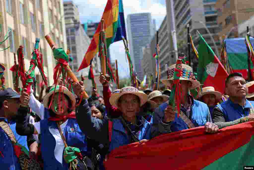 Algunos Indígenas colombianos, también partidarios del presidente colombiano Gustavo Petro asistieron a la marcha