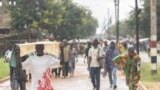 Pessoas deslocadas da província de Cabo Delgado caminham pelas ruas de Namapa, distrito de Erati, em Nampula, Moçambique, a 27 de fevereiro de 2024
