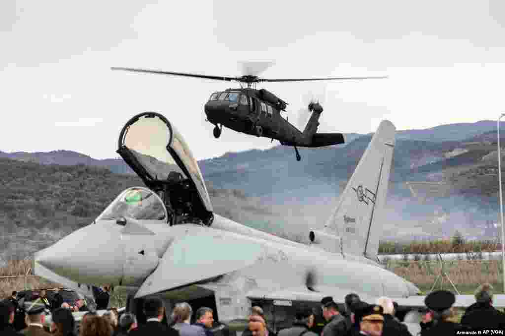 La base aérea de la OTAN se inauguró en Kocuve, a unos 85 kilómetros al sur de la capital albanesa, Tirana, el 4 de marzo. La medida resalta la creciente huella de la alianza en el sudeste de Europa desde la invasión rusa de Ucrania. 