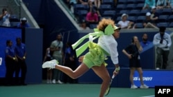 Petenis Naomi Osaka melakukan pemanasan dalam pertandingan babak pertama AS Terbuka 2024 di New York, pada 27 Agustus 2024. (Foto: AFP/Timothy A. Clary)