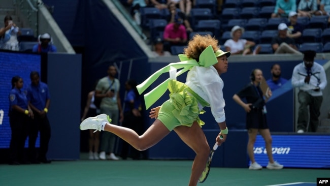 Petenis Naomi Osaka melakukan pemanasan dalam pertandingan babak pertama AS Terbuka 2024 di New York, pada 27 Agustus 2024. (Foto: AFP/Timothy A. Clary)