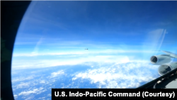 美国印太司令部公布的视频截图显示一架中国歼-16战斗机2023年5月26日以“不专业”方式在南中国海上空拦截一架美国空军的RC-135侦察机。