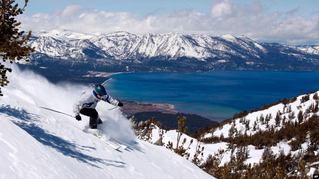 FILE — Seorang pemain ski meluncur di Heavenly Ski Resort, South Lake Tahoe, California, 14 April 2010. (AP/Vournas Dino, File)