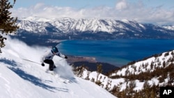 FILE — Seorang pemain ski meluncur di Heavenly Ski Resort, South Lake Tahoe, California, 14 April 2010. (AP/Vournas Dino, File)