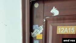 为反习反共投影标语而租下的公寓门口 （柴松提供图片）
