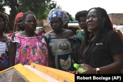 Adele Noudjilembaye, right, a local agriculturist and an activist talks to other women in a village of Binmar, Chad, Friday, July 19, 2024. (AP Photo/Robert Bociaga)