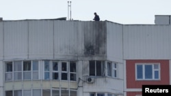 莫斯科方面称2023年5月30日，莫斯科一公寓楼遭到无人机袭击。图为遭到无人机攻击的公寓楼。