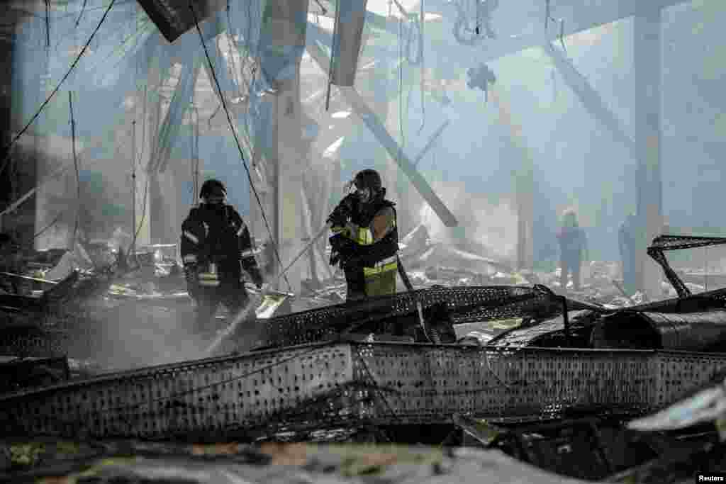 El ataque provocó un incendio que ya fue extinguido, indicó el Ministerio del Interior. En las imágenes y los videos publicados por las autoridades se podían ver densas nubes de humo negro que se elevaban desde el edificio destruido.&nbsp;