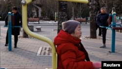 北京的老年人在一個公園鍛煉身體。（2024年1月16日）