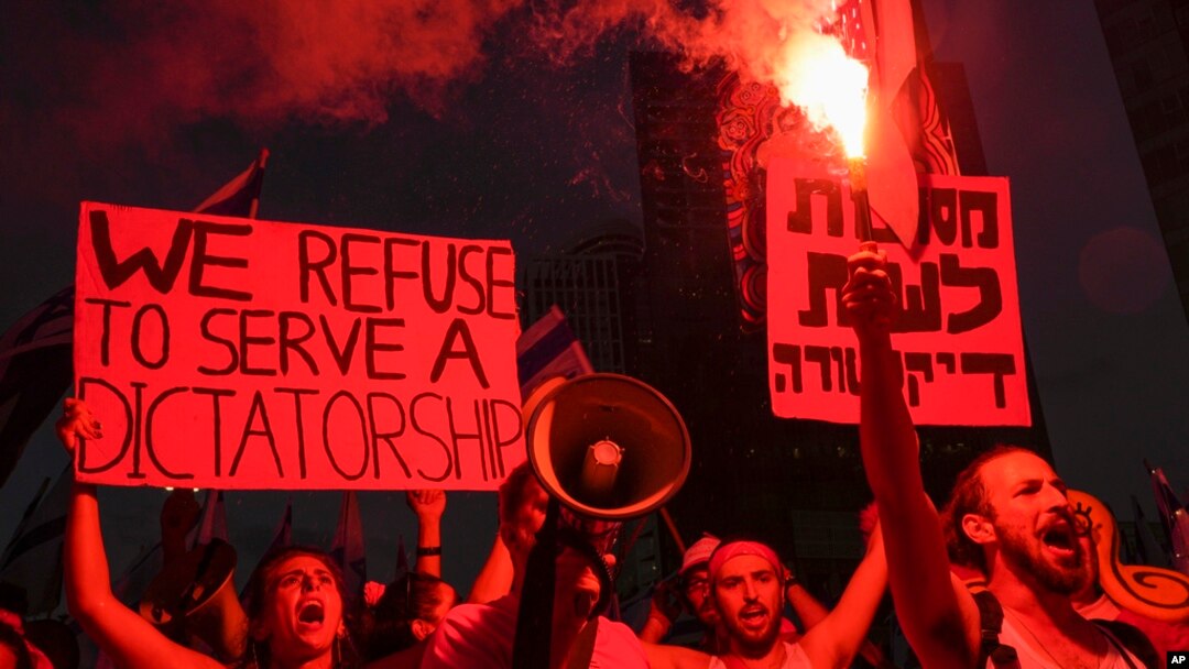 Izraelci protestuju protiv planova vlade premijera Benjamina Netanyahua da revidira pravosudni sistem u Tel Avivu, Izrael, 29. jula 2023.
