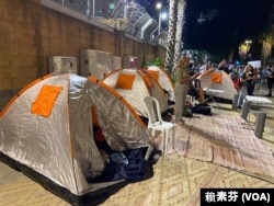 “人质广场”对面是以色列国防部和军事参谋总部，称为“拉宾营区”。人质家属沿着营区设立帐篷为被绑架人守夜，并向政府抗议施压。 （赖素芬拍摄）