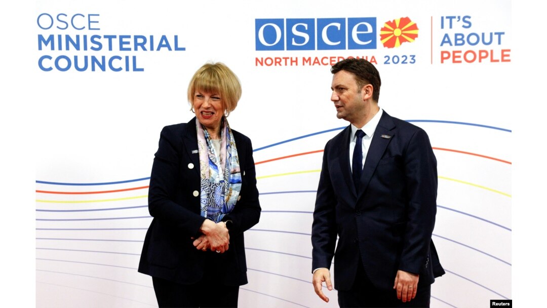 Sekretaris Jenderal OSCE Helga Maria Schmid bersama Menteri Luar Negeri Makedonia Utara Bujar Osmani dalam pertemuan para menteri luar negeri Organisasi Keamanan dan Kerja Sama di Eropa (OSCE), di Skopje, Makedonia Utara, 30 November 2023. (REUTERS/Ognen Teofilovski)