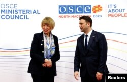 Sekretaris Jenderal OSCE Helga Maria Schmid bersama Menteri Luar Negeri Makedonia Utara Bujar Osmani dalam pertemuan para menteri luar negeri Organisasi Keamanan dan Kerja Sama di Eropa (OSCE), di Skopje, Makedonia Utara, 30 November 2023. (REUTERS/Ognen Teofilovski)