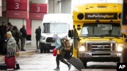 Užurbani ulazak putnika na aerodromu u Denveru (Foto: AP/David Zalubowski)