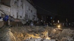 Lubang yang muncul akibat serangan rudal Rusia di Kharkiv, Ukraina, pada 6 Juni 2023. (Foto: Reuters/Yenhen Titov)