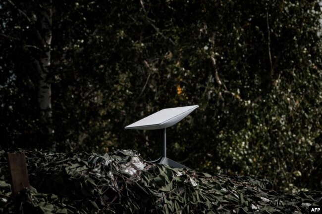 Sebuah antena sistem broadband internet berbasis satelit "Starlink" yang disumbangkan oleh S. Elon Musk terlihat di Izyum, wilayah Kharkiv, Ukraina, di tengah invasi Rusia ke negara itu (foto: ilustrasi).