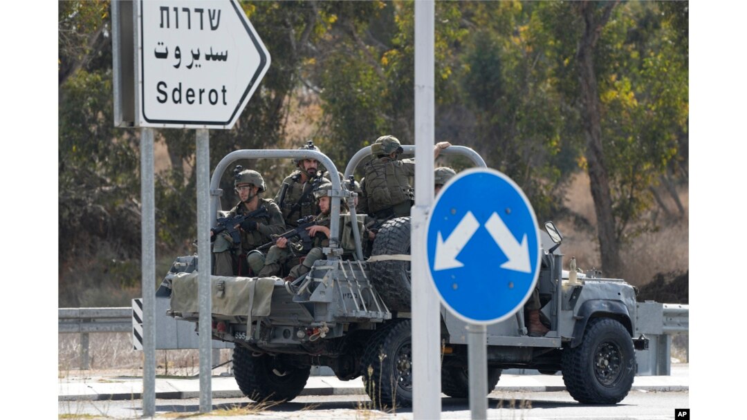 Tentara Israel menuju ke selatan dekat Ashkelon, Israel, Sabtu, 7 Oktober 2023. Militan Palestina di Jalur Gaza menyusup pada ke Israel selatan dan menembakkan ribuan roket ke negara itu sementara Israel mulai menyerang sasaran di Gaza. (AP/Ohad Zwigenberg)