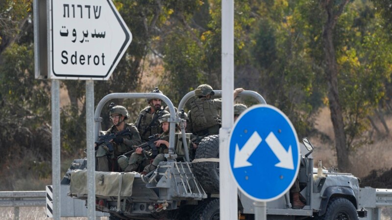 Tentara Israel menuju ke selatan dekat Ashkelon, Israel, Sabtu, 7 Oktober 2023. Militan Palestina di Jalur Gaza menyusup pada ke Israel selatan dan menembakkan ribuan roket ke negara itu sementara Israel mulai menyerang sasaran di Gaza. (AP/Ohad Zwigenberg)