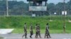 FILE - Tentara Korea Selatan melewati pos penjagaan militer di Paviliun Imjingak di Paju, Korea Selatan, 19 Juli 2023. Korea Selatan dan Amerika Serikat memulai latihan militer besar-besaran tahunan Senin, Maret 4 Agustus 2024.(AP/Ahn Young-joon)