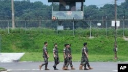 FILE - Tentara Korea Selatan melewati pos penjagaan militer di Paviliun Imjingak di Paju, Korea Selatan, 19 Juli 2023. Korea Selatan dan Amerika Serikat memulai latihan militer besar-besaran tahunan Senin, Maret 4 Agustus 2024.(AP/Ahn Young-joon)