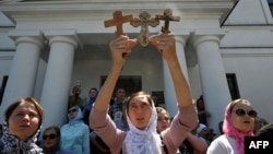 Faithful of the Ukrainian Orthodox Church, which is accused of maintaining links with Russia, pray outside the historic monastery Kyiv-Pechersk Lavra on July 4, 2023.