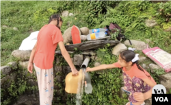 بھارت کے ایک گاؤں میں پانی کی فراہمی کا ایک منظر ، فائل فوٹو