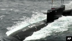 ARCHIVO - En esta foto tomada de un video publicado por el Ministerio de Defensa de Rusia el 26 de octubre de 2022, un submarino nuclear ruso participa en ejercicios militares.