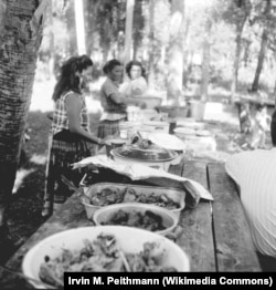 Članovi plemena Seminola na Floridi poslužuju obrok za Dan zahvalnosti od divlje ćuretine, divljači i pite, sredinom 1950-ih.