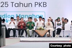 Presiden Jokowi dan beberapa pejabat ikut hadiri perayaan ulang tahun PKB yang ke-25 di Stadion Manahan, Solo, hari Minggu (23/7) (courtesy: Setpres RI).