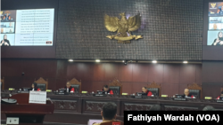 Sidang Mahkamah Konstitusi terkait usia minimal calon presiden dan calon wakil presiden yang diatur dalam UU Pemilu. (Foto: VOA/Fathiyah Wardah)