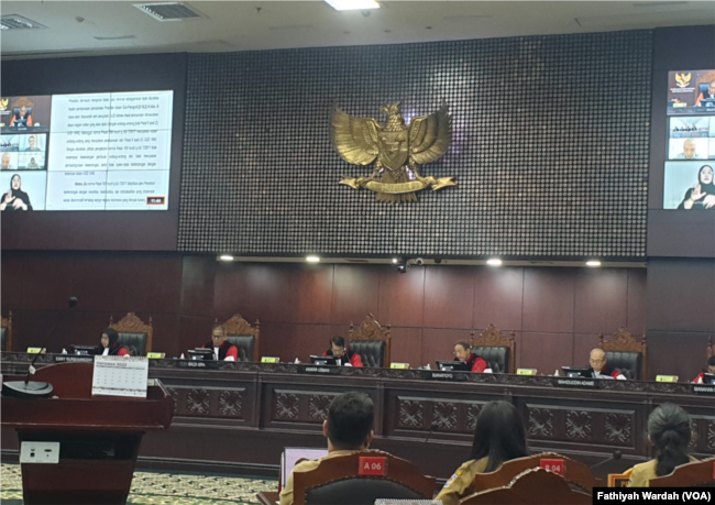 Mahkamah Konstitusi menolak gugatan usia minimal calon presiden dan calon wakil presiden yang diatur dalam UU Pemilu. (Foto: VOA/Fathiyah Wardah)