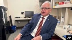 ARCHIVO - El gobernador demócrata de Minnesota, Tim Walz, en la sala de prensa del Capitolio estatal, el 13 de marzo de 2024, en St. Paul, Minnesota.