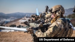 ແຟ້ມພາບ - ກອງກຳລັງພິເສດຂອງ ສະຫະລັດ ແລະ ເກົາຫຼີໃຕ້ ຝຶກຊ້ອມຮ່ວມກັນ ໃນວັນທີ 22 ທັນວາ 2023, ຢູ່ທີ່ສະໜາມຝຶກຊ້ອມຍິງປືນຂອງໂຮງຮຽນສົງຄາມພິເສດຂອງເກົາຫຼີໃຕ້ ຢູ່ໃກ້ກັບເມືອງອິນຊອນຂອງເກົາຫຼີໃຕ້. (Republic of Korea Army photo/U.S. Department of Defense)