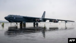 지난해 한국 청주 공군기지에 착륙한 미 공군 B-52H 전략폭격기. (자료사진)