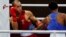 El boxeador venezolano refugiado en Uruguay, Eldric Sella, a la izquierda, pelea contra el dominicano Euri Cedeño en los Juegos Olímpicos de Tokio 2020, en un combate celebrado el 26 de julio de 2021.