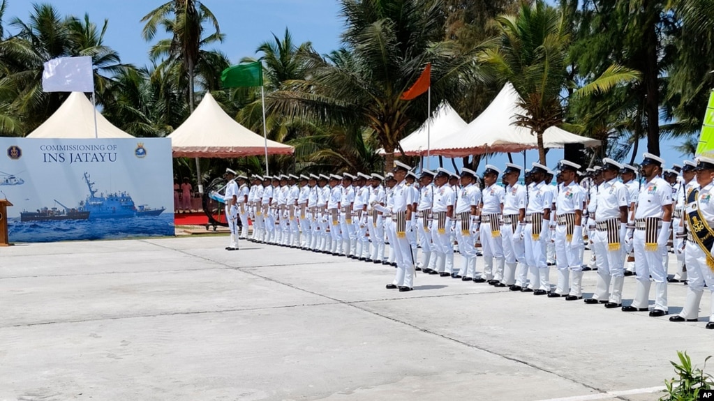 2024年3月6日，印度海军士兵站在印度拉克沙群岛最南端的米尼科伊岛的海军基地落成仪式上。（美联社照片）(photo:VOA)