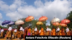 Các tu sĩ Phật Giáo tại Khu phức hợp Chùa Borobudur trong ngày lễ Phật Đản (Vesak) tại Magelang, tỉnh Java, Indonesia, ngày 4/6/2023.