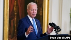 ARCHIVO - El presidente Joe Biden habla en el Salón Este de la Casa Blanca, el 17 de mayo de 2023, en Washington. (Foto AP/Evan Vucci).