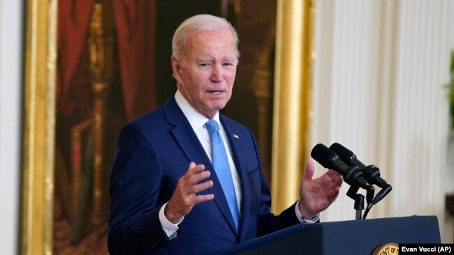 ARCHIVO - El presidente Joe Biden habla en el Salón Este de la Casa Blanca, el 17 de mayo de 2023, en Washington. (Foto AP/Evan Vucci).